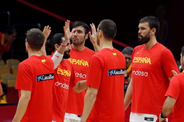 Los jugadores de la selección española Ricky Rubio (2i) y Marc Gasol (d) durante un partido del Mundial de Baloncesto de China.