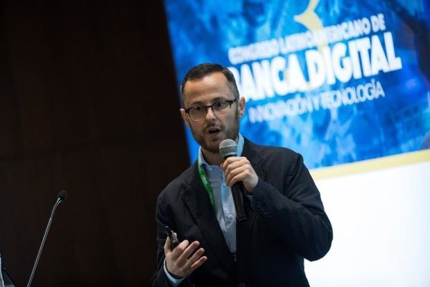 El estratega de producto senior de Somo Global Aceleradora de Productos Digitales, Nicola Bertazzoni, habla durante el Tercer Congreso Latinoamericano de Banca Digital, Innovación y Tecnología, en Santo Domingo, República Dominicana.