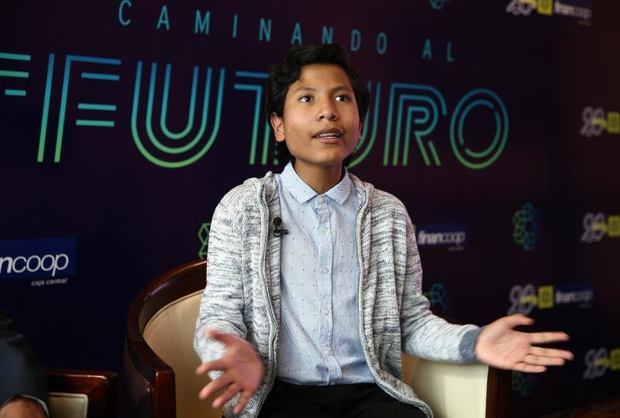 José Adolfo Quisocala Condori, de 14 años, habla durante una entrevista con Efe este miércoles en Quito (Ecuador).