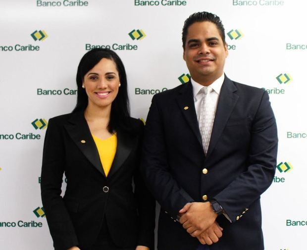 Xiomy Ramírez y Virgilio Almanzar, gerentes de Banco Caribe.