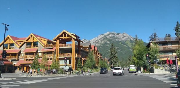 La ciudad de Banff esta integralmente levantada para el turismo en base a un plan maestro que calculo diseño arquitectónico, colores símbolos de sus edificios, atracciones, hoteles, seguridad y transporte asegurados.