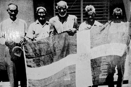 Sobrevivintes de La Batalla de la Barranquita, muestran orgullosos la Bandera Nacional.