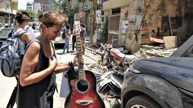 Beirut, dolor e indignación entre la destrucción y los vidrios rotos.