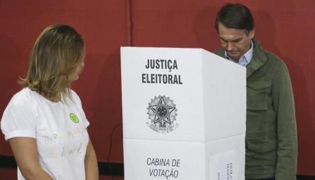 Bolsonaro al momento de ejercer su derecho al voto