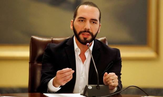 El presidente salvadoreño, Nayib Bukele, ordena a empresas telefónicas bloquear señal en los penales.