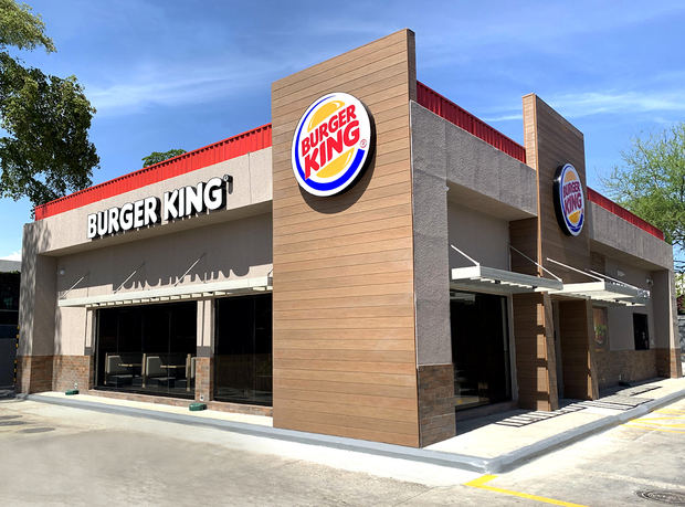 Fachada Burger King Restaurante, en Estación ESSO Av. Luyeron.