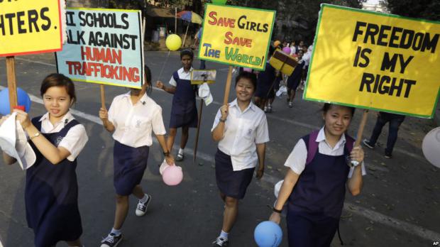 Jóvenes estudiantes marchan contra el tráfico de personas en Kolkata, India.