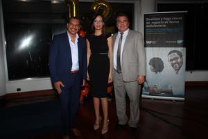 Luis Morillo, Director comercial CEO Consultoría; los esposos Haydée Ramírez y Dusan Piña, Directores de la revista contacto RD.