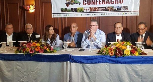 Personalidades invitadas, dirigentes políticos y productores junto a directivos de CONFENAGRO.