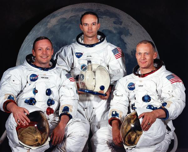 Fotografía oficial cedida por la NASA donde aparecen los astronautas del Apolo 11, el comandante Neil A. Armstrong (i); el piloto del módulo de comando, Michael Collins, y el piloto del módulo lunar, Edwin E. Aldrin Jr. (d). Medio siglo después del inicio de la histórica misión Apolo 11, un viaje de ida y vuelta a la luna con tres astronautas a bordo, la hazaña será conmemorada mañana con distintas actividades en el Centro Espacial Kennedy de Cabo Cañaveral (Florida, EE.UU.), donde estarán dos de sus protagonistas