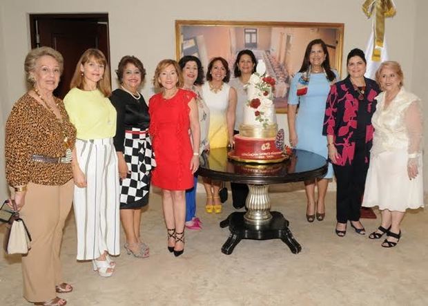Veronica Sención junto a integrantes de Asociación de Damas Diplomáticas.