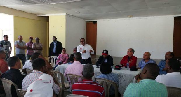 MOPC anuncia construcción de nuevo puente y asfaltado de calles en Cambita Garabitos