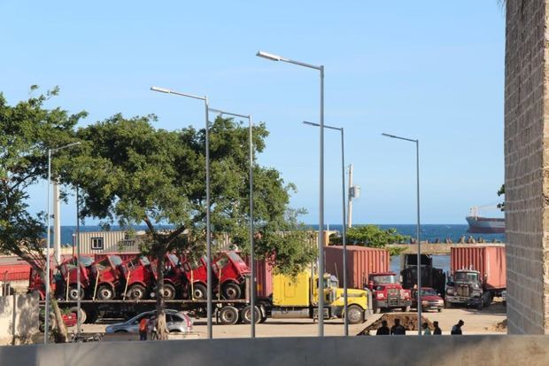 Quedó liberado de camiones y furgones toda el área de parqueo y playa adyacente al Monumento *Fray Antón de Montesinos.