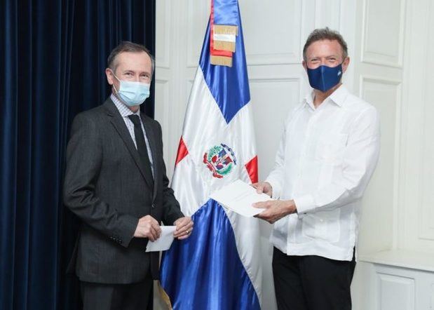 El Ministro de Relaciones Exteriores, Roberto Álvarez recibió las Copias de Estilo de las Cartas Credenciales del nuevo Embajador de la República Francesa, Eric Fournier, que le acreditan como representante de esa nación ante el Gobierno dominicano.
