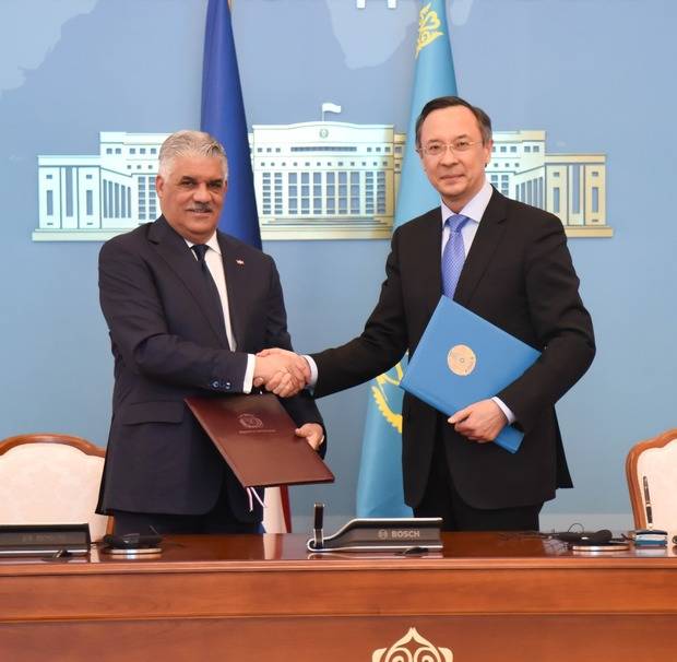  Miguel Vargas, se reunió hoy con el Primer Ministro kazako, Bakytzhan Sagintayev.
