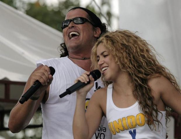 Fotografía de archivo que muestra a los cantantes colombianos Shakira y Carlos Vives.