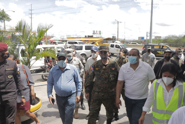 Carlos Díaz junto a Carlos Cedeño en el recorrido por los centros de vacunación.