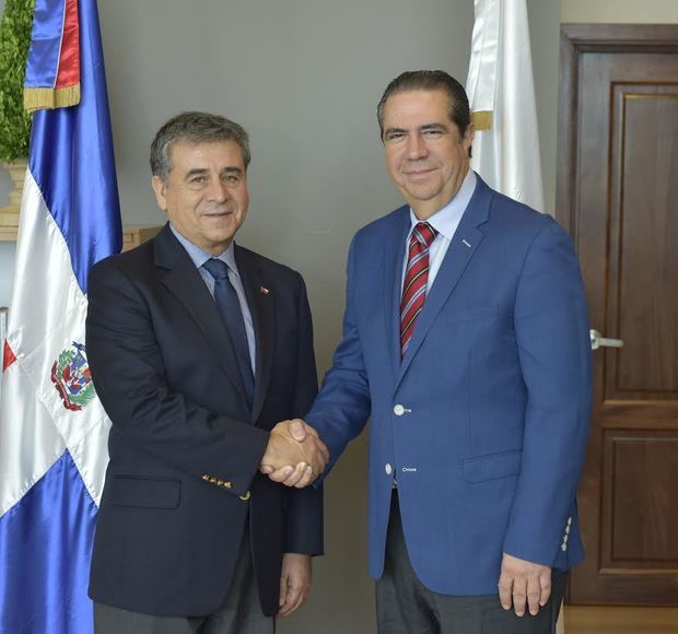  Embajador de Chile, Romilio Gutiérrez Pino y Ministro de Turismo, Francisco Javier García. (Foto:Cortesía).