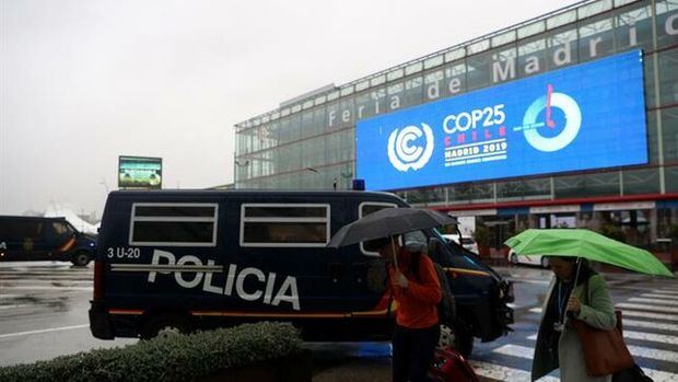 Vehículos de la Policía nacional vigilan la entrada del pabellón de IFEMA en Madrid, España el lugar donde se celebra la Conferencia de las Naciones Unidas sobre Cambio Climático -COP25- desde el 2 al 13 de diciembre de 2019.