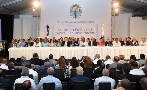 Comisión Política del comité Ejecutivo Nacional (CEN) del Partido Revolucionario Dominicano (PRD) junto a  funcionarios de la Junta Central Electoral (JCE).