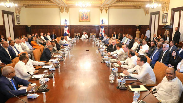 Presidente Luis Abinader encabeza Consejo de Ministros y Directores en el Palacio Nacional.