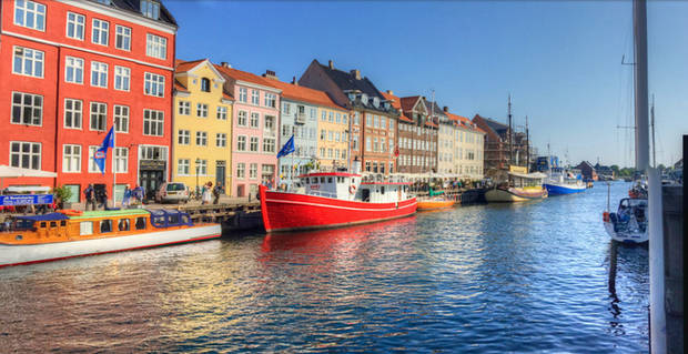 Conoce Copenhague en un paseo por sus canales y descubre un modo ecológico de apreciar la belleza de esta antigua ciudad europea. 