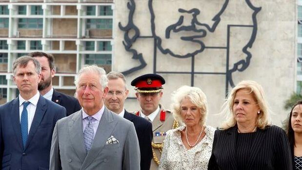 El príncipe Carlos de Inglaterra, su esposa Camila, duquesa de Cornualles, y la viceministra cubana de Relaciones Exteriores, Ana Teresita González este domingo.