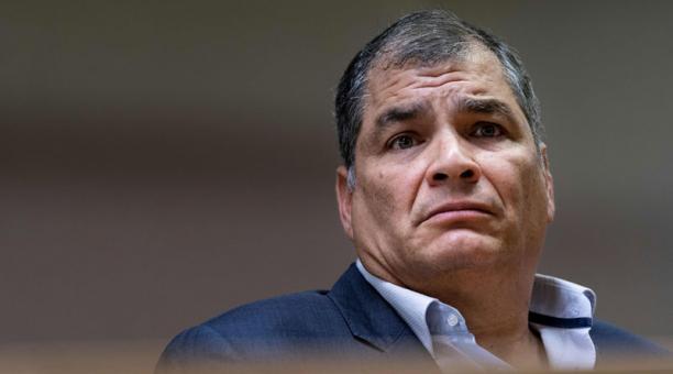 Expresidente ecuatoriano Rafael Correa condenado a ocho años de prisión y la retirada de sus derechos políticos por el delito de cohecho.