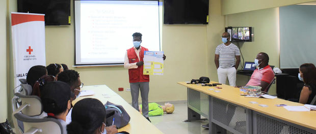 La Cruz  Roja Dominicana realizaron un recorrido por las diferentes oficinas de la institución.