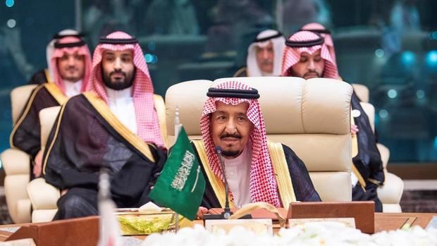 El rey de Arabia Saudita Salman bin Abdulaziz Al Saud y al Príncipe heredero de la Corona de Arabia Saudita Mohammad bin Salman) durante el Consejo de Cooperación del Golfo.