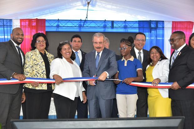 Danilo Medina acompañado del ministro de Educación, Antonio Peña Mirabal, de otros funcionarios de su administración en el acto de inauguración.