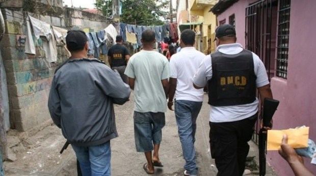 Fiscalía, DNCD y Dican desmantelan puntos de drogas y apresan 13 personas en Santiago.