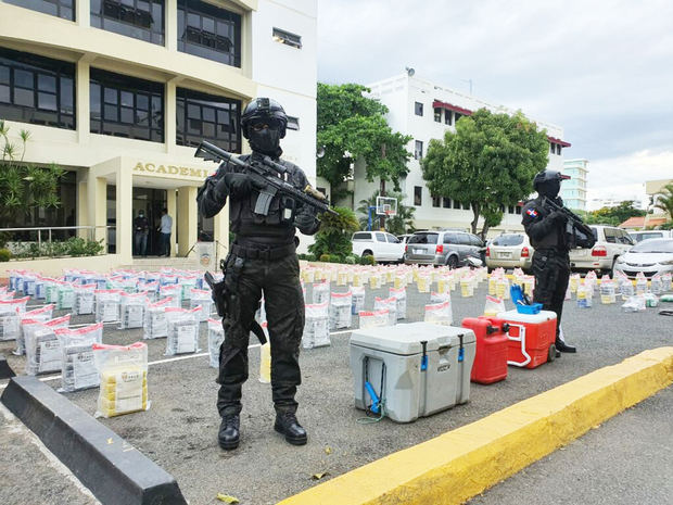 La DNCD decomisa 897 paquetes de presumible cocaí­na en Matanzas, Peravia.