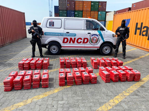 Autoridades decomisan 299 paquetes de drogas en el Puerto Caucedo con destino a España.