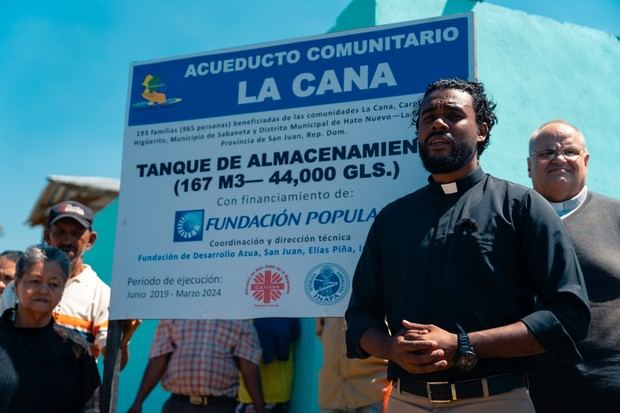 El Padre Amauris Beltré, Párroco de la Iglesia Nuestra Sra. De la Altagracia, San
Juan de la Maguana, brindando palabras de agradecimiento.