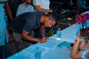 Momento en que el señor Daniel Romero, presidente del Comité de Agua, La Cana,
San Juan de la Maguana firma la inauguración del acueducto.