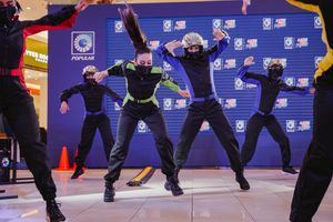 La Temporada Autoferia Popular se lanzó con un montaje del tipo flash mob, una acción de baile organizada de forma simultánea en las plazas comerciales. 