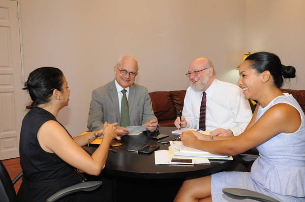 El ministro Pedro Vergés reunido con el viceministro Cayo Claudio Espinal, la jefa del Gabinete Ministerial, Ellen Martínez y Patricia Mora, directora de Comunicaciones.
