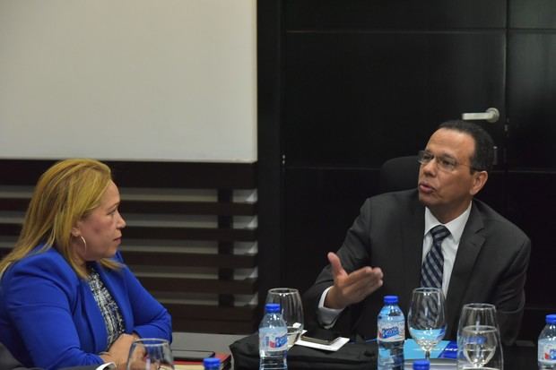 El ministro de Educación, Antonio Peña Mirabal realizó un encuentro con representantes de la Universidad Iberoamericana (UNIBE)