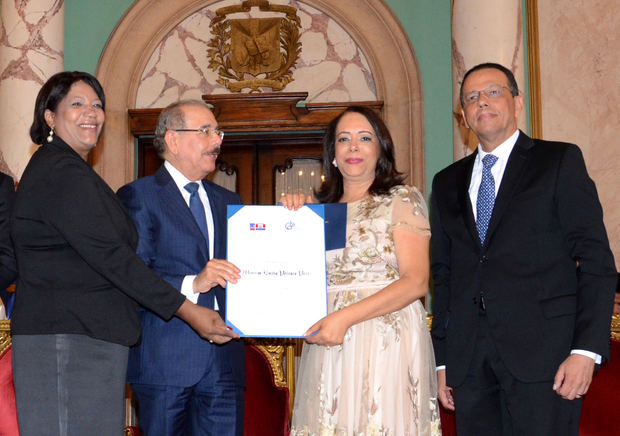 Danilo Medina entrega Premio Nacional de Periodismo 2019 a Emilia Pereyra.