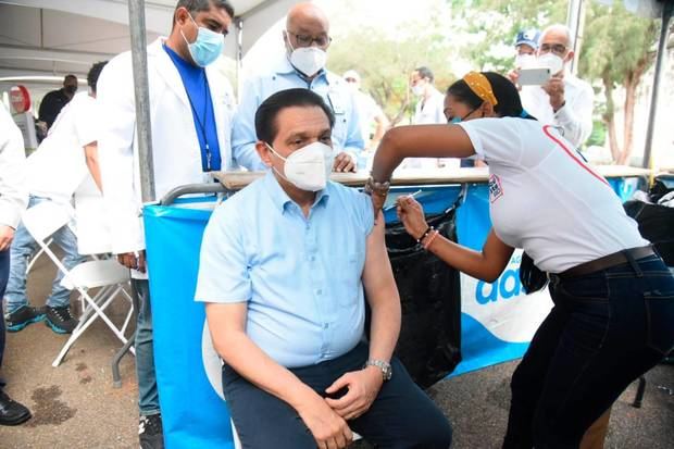 ministro de Salud Pública, Daniel Rivera, le fue administrada este domingo la tercera dosis de la vacuna contra la covid-19.