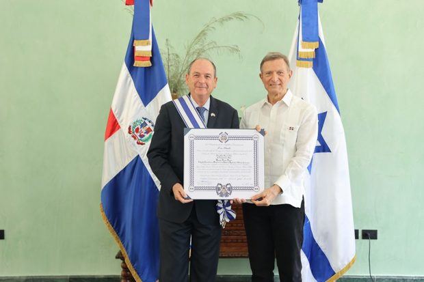 Embajador Daniel Biran recibe condecoración del  Canciller Roberto Álvarez.