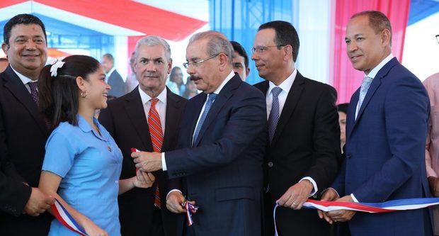 Danilo Medina entrega dos centros educativos y una escuela vocacional