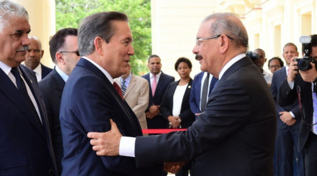 Danilo Medina ofrece cálido recibimiento en Palacio Nacional a presidente electo, Laurentino Cortizo.