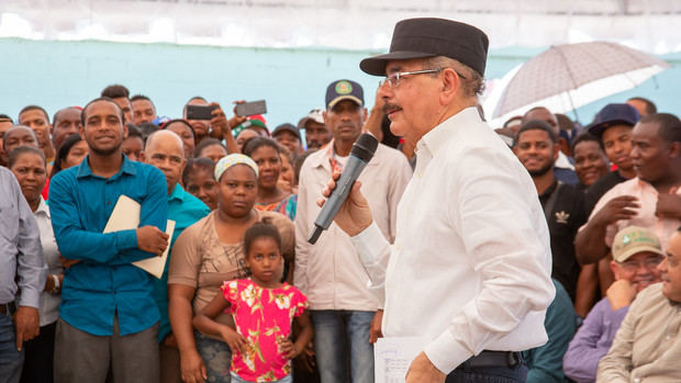 Visita Sorpresa número 265 del presidente Danilo Medina a productores agrupados en varias asociaciones en Villarpando, Azua, donde aprobó crédito solidario y otros beneficios.