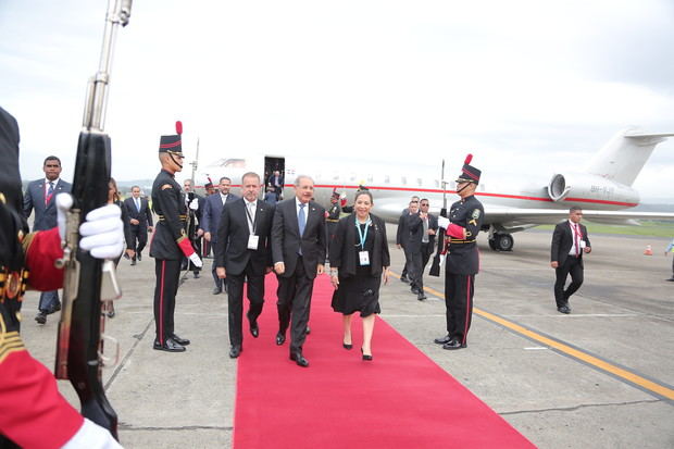 El presidente Danilo Medina durante su llegada al suelo panameño, para participar en los actos de toma de posesión del presidente electo de este país para el período 2019-2024, Laurentino Cortizo.