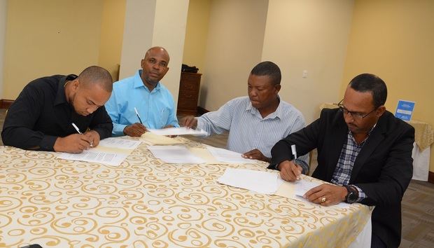 Representantes de la entidad firman acuerdo. 