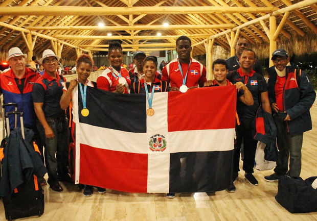 Delegación dominicana de Pesas en su retorno al país. 