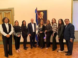 La Academia Latinoamericana de Odontólogos y Médicos visita la embajada dominicana en Roma