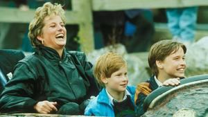 Diana junto a sus hijos en un parque de diversiones.
